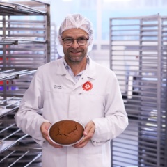 1897x1065_AdR_Lebkuchen_Baeckerei_Hug_Produzentenportrait_vor_Regal
