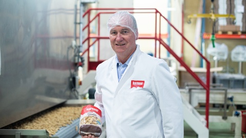 1536x864_Kernser_AdR_Spirale_Vegan_Geschaeftsfuehrer_haelt_verpackte_Pasta_Portrait