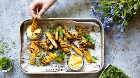 1667x937_Kohlrabi_Pommes_Knoblauch_Dip_Hand_greift