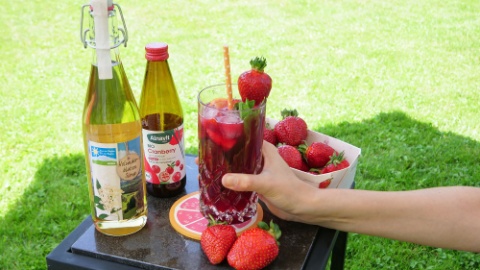 2000x1125_Mocktail_Erdbeere_Holunderbluetensirup_AdR