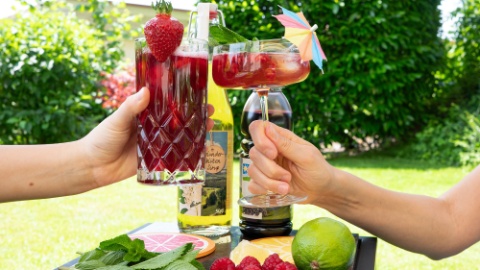 2000x1125_Mocktails_AdR_Beeren_anstossen