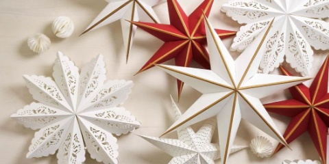 schone-weihnachtsdekoration-mit-papiersternen-und-kerzen
