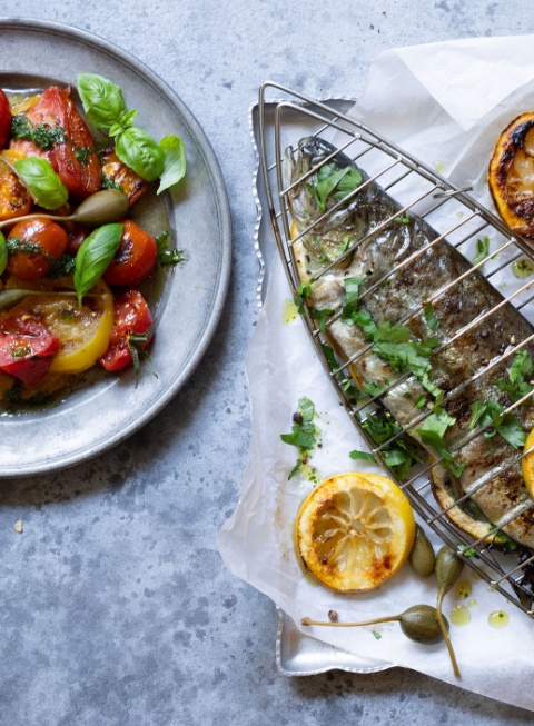 2500x1406_gefuellte_adr_forelle_tomatensalat_vom_grill_rezept
